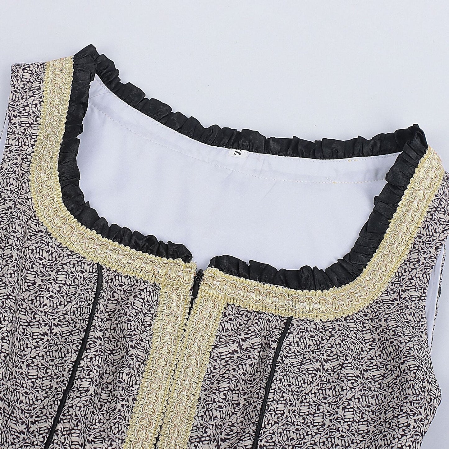 Oktoberfest Graues Dirndlkleid mit Spitzenschürze und Bluse 5