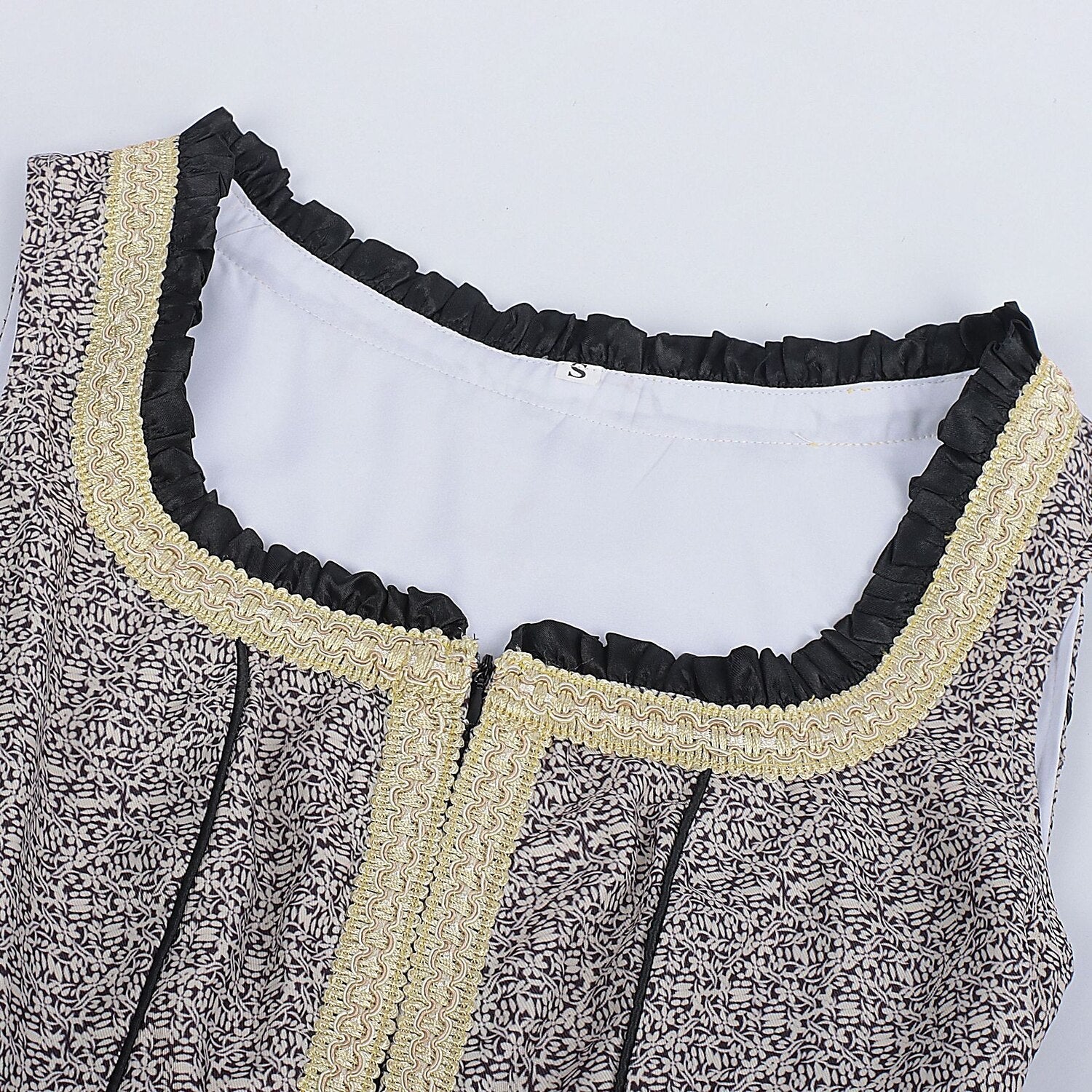 Oktoberfest Graues Dirndlkleid mit Spitzenschürze und Bluse 5