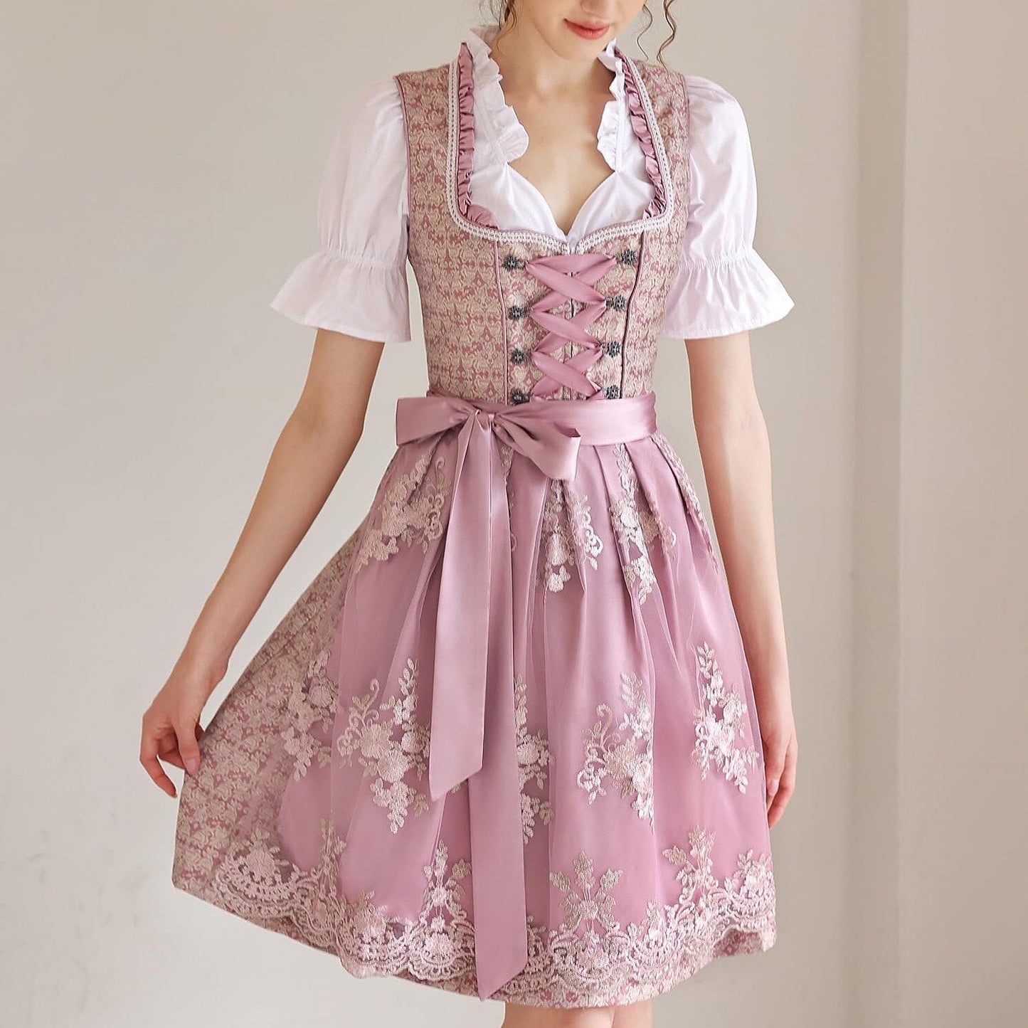 Oktoberfest Rosa Dirndlkleid mit Spitzenschürze und Bluse 1