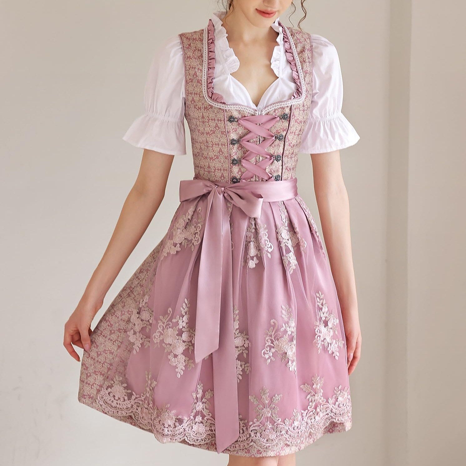 Oktoberfest Rosa Dirndlkleid mit Spitzenschürze und Bluse 1