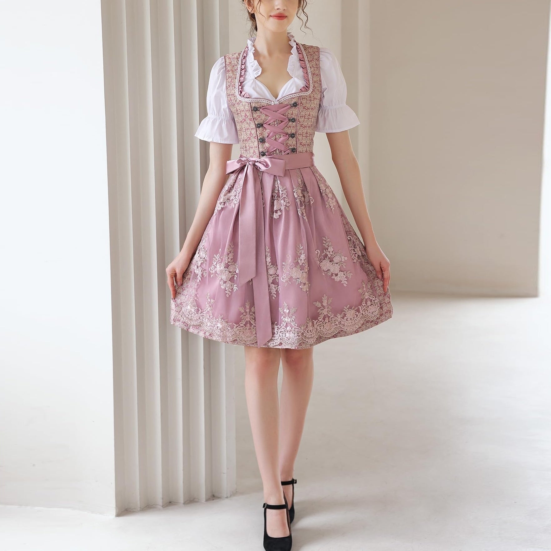 Oktoberfest Rosa Dirndlkleid mit Spitzenschürze und Bluse 3