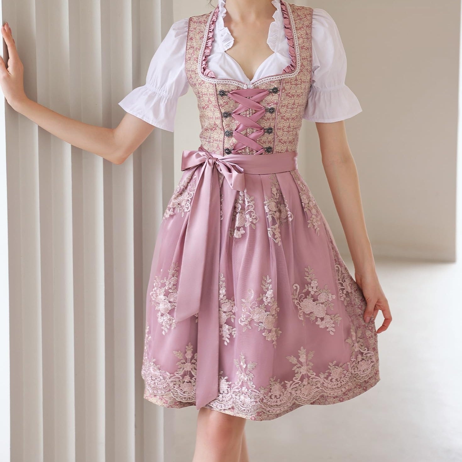Oktoberfest Rosa Dirndlkleid mit Spitzenschürze und Bluse 4