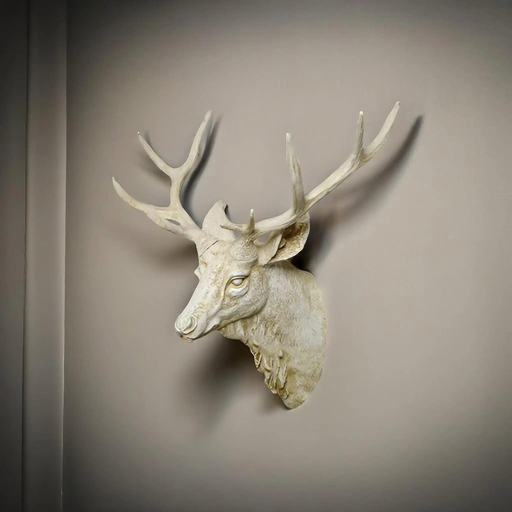 RoyalAntler – Majestätisches Hirschkopf-Dekor 7