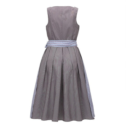 Traditionelles bayerisches Dirndlkleid mit gestreifter Schürze 2