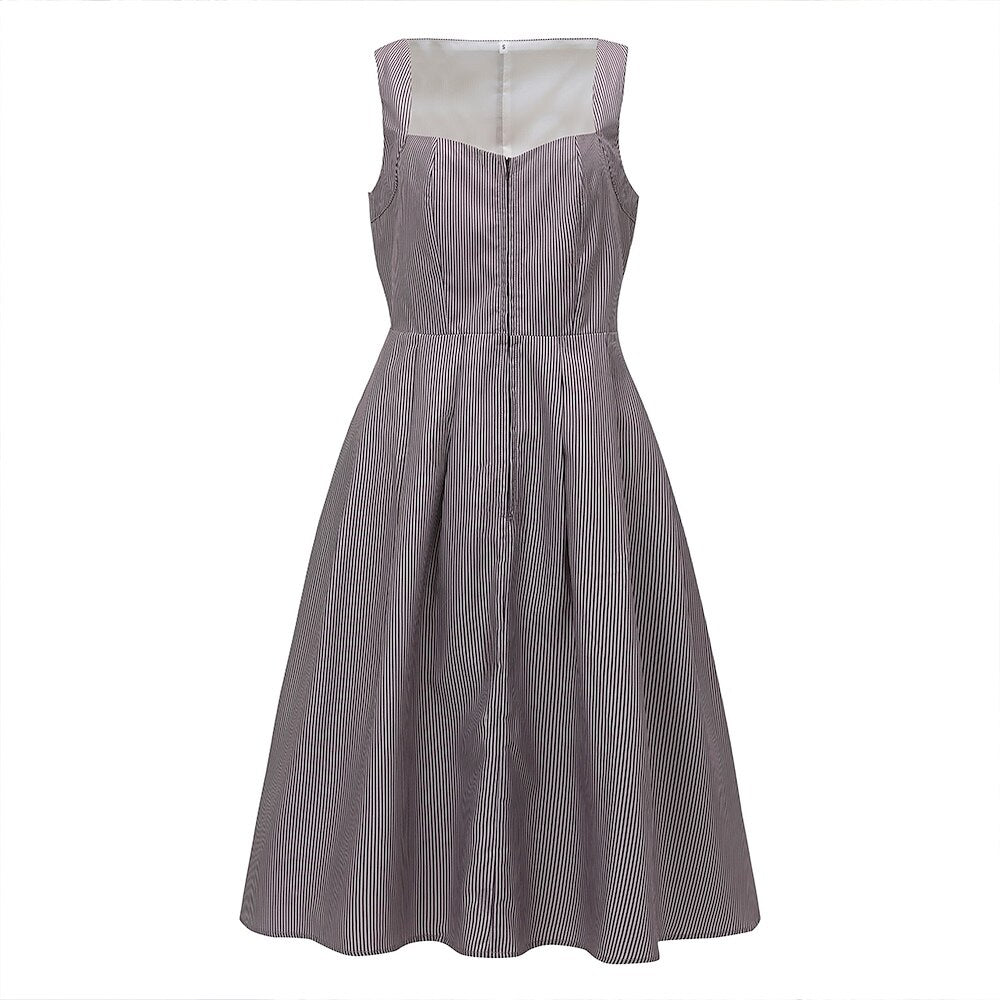 Traditionelles bayerisches Dirndlkleid mit gestreifter Schürze 3
