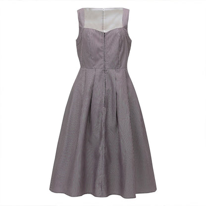 Traditionelles bayerisches Dirndlkleid mit gestreifter Schürze 3