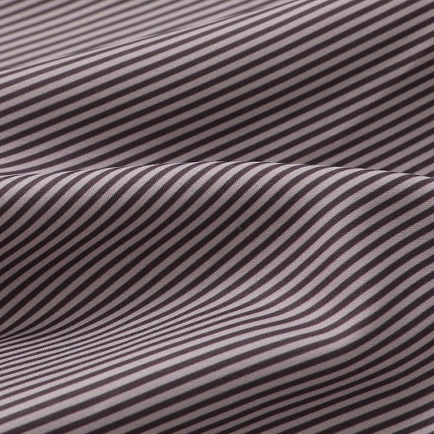 Traditionelles bayerisches Dirndlkleid mit gestreifter Schürze 5