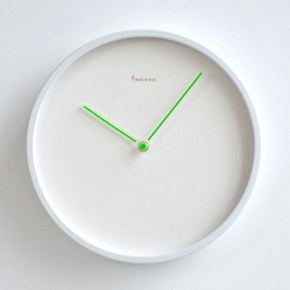 Wanduhr Modern aus Holz im Skandinavischen Design – Minimalistische 30 cm Uhr mit Weißem Zifferblatt und Schwarz für Stilvolles Wohnen 6