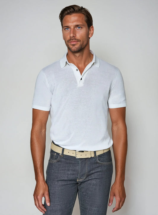 https://cdn.shopify.com/s/files/1/0903/2731/8834/files/Witte_polo_shirt_ga2.webp?v=1743768775