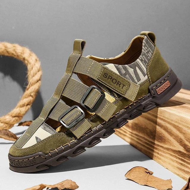 https://cdn.shopify.com/s/files/1/0748/5590/7594/files/ademende-zomersandalen-heren-legergroen.jpg?v=1741164910
