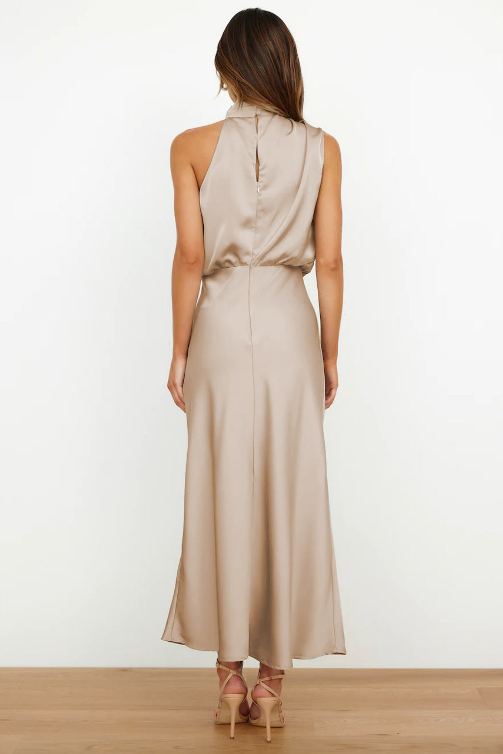 Carlina – Long satin dress with halter neckline – Elegant, flowing & ideal for special occasions
