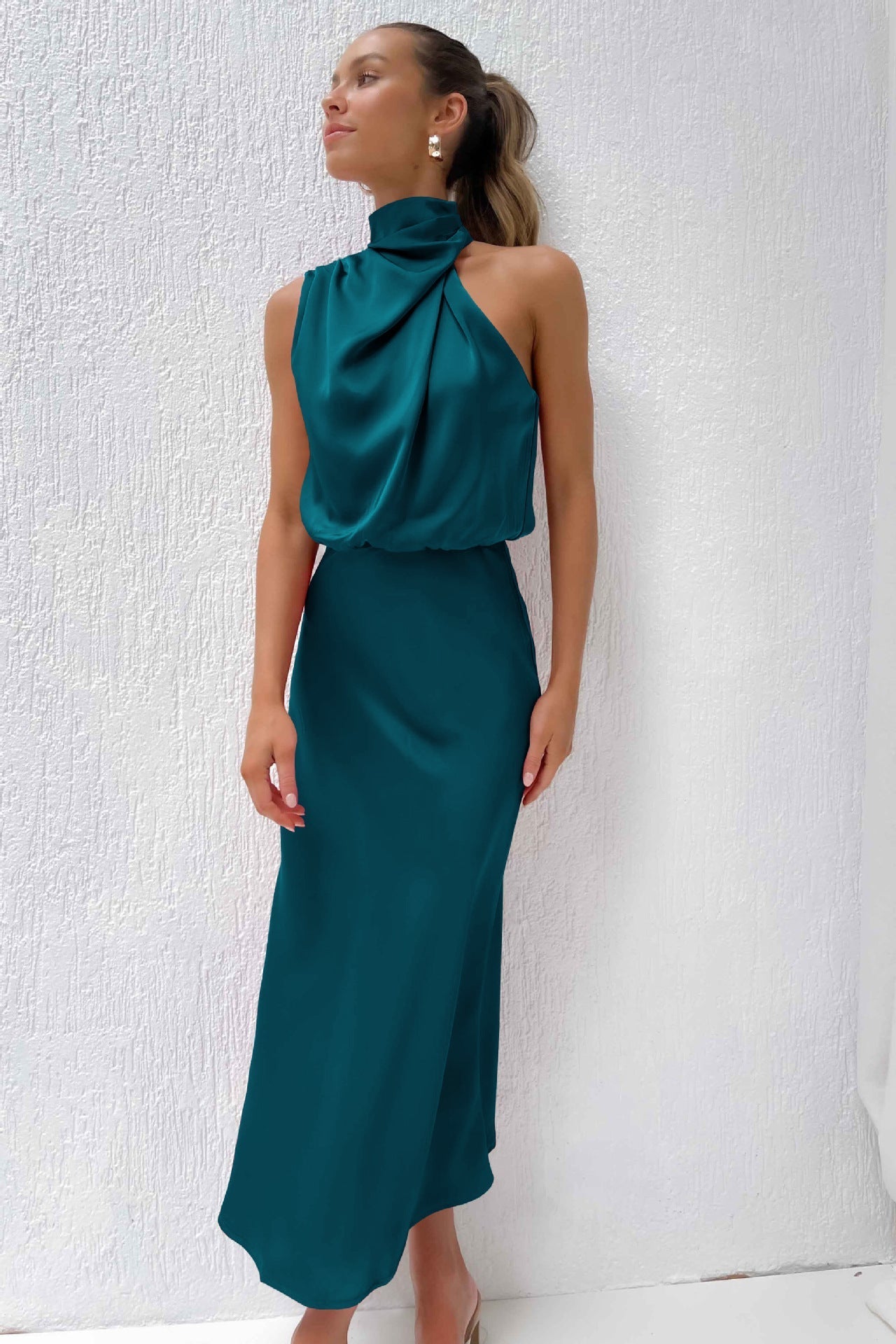 Carlina – Long satin dress with halter neckline – Elegant, flowing & ideal for special occasions