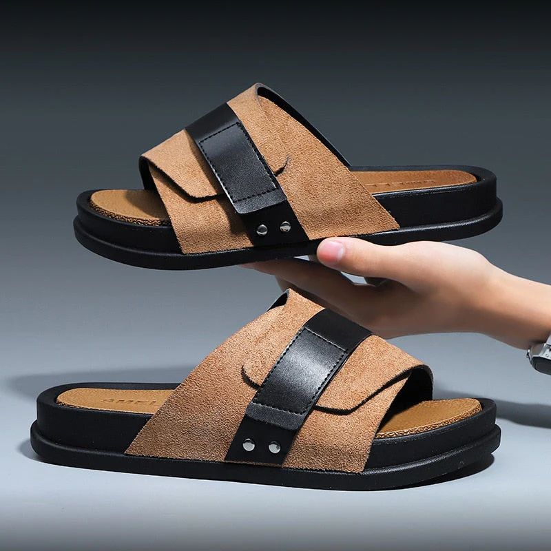 https://cdn.shopify.com/s/files/1/0748/5590/7594/files/chique-leren-zomersandalen-mannen-bruin.jpg?v=1741165532