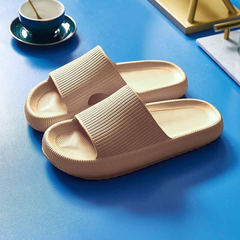 https://cdn.shopify.com/s/files/1/0748/5590/7594/files/comfortabele-herenslippers-gezonde-voet-beige.jpg?v=1738960787