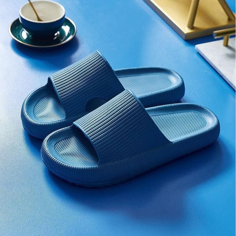 https://cdn.shopify.com/s/files/1/0748/5590/7594/files/comfortabele-herenslippers-gezonde-voet-blauw.jpg?v=1738960679