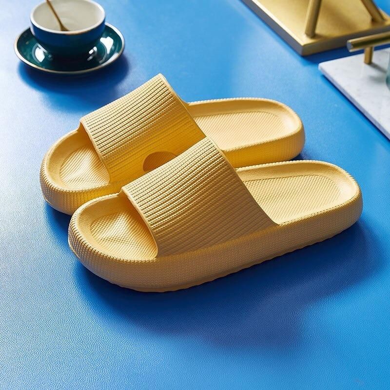 https://cdn.shopify.com/s/files/1/0748/5590/7594/files/comfortabele-herenslippers-gezonde-voet-geel.jpg?v=1738960747