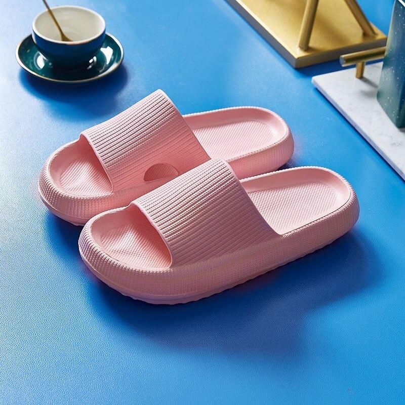 https://cdn.shopify.com/s/files/1/0748/5590/7594/files/comfortabele-herenslippers-gezonde-voet-roze.jpg?v=1738960695