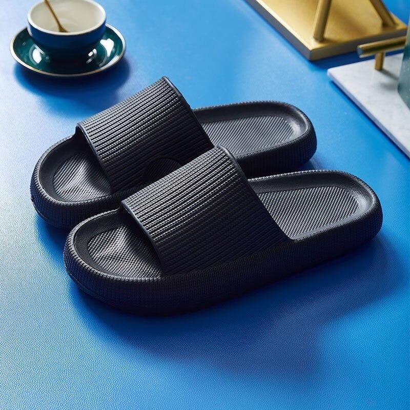 https://cdn.shopify.com/s/files/1/0748/5590/7594/files/comfortabele-herenslippers-gezonde-voet-zwart.jpg?v=1738960801