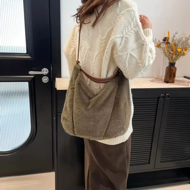 Mala de ombro felpuda para senhora com fecho de correr – Mala transversal espaçosa e macia para lazer e roupas de inverno