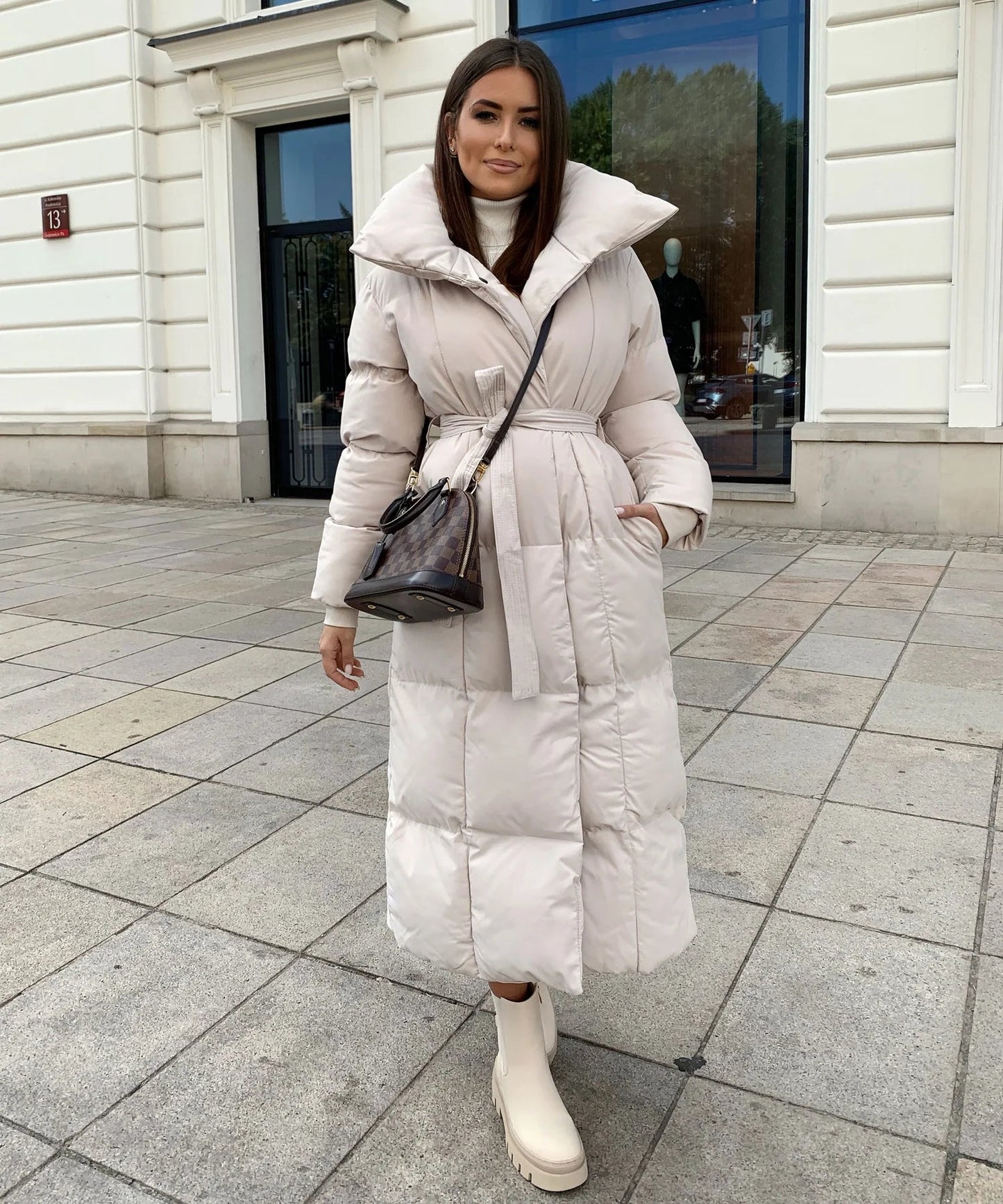 Elegant long winter coat with adjustable belt for optimal comfort