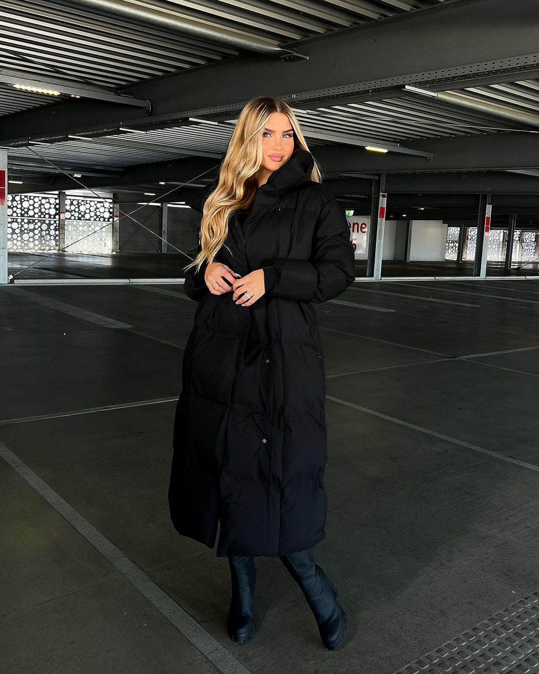 Elegant long winter coat with adjustable belt for optimal comfort