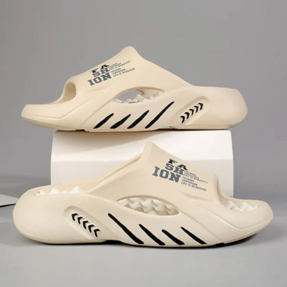 https://cdn.shopify.com/s/files/1/0748/5590/7594/files/veelzijdige-zomerpantoffels-heren-beige.jpg?v=1741247684