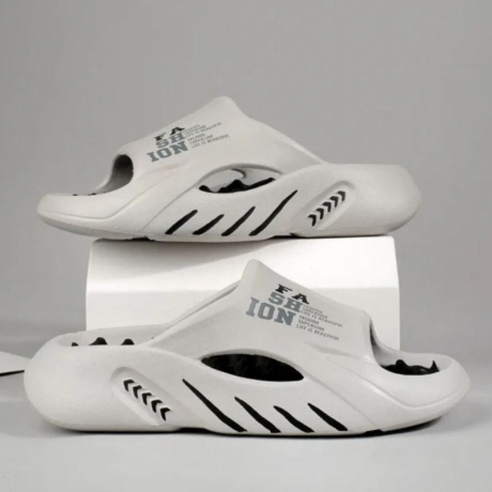https://cdn.shopify.com/s/files/1/0748/5590/7594/files/veelzijdige-zomerpantoffels-heren-grijs.jpg?v=1741247696
