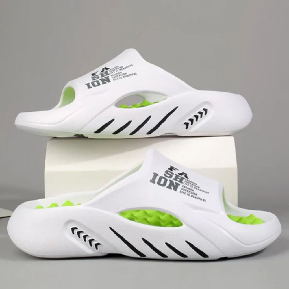 https://cdn.shopify.com/s/files/1/0748/5590/7594/files/veelzijdige-zomerpantoffels-heren-wit.jpg?v=1741247708