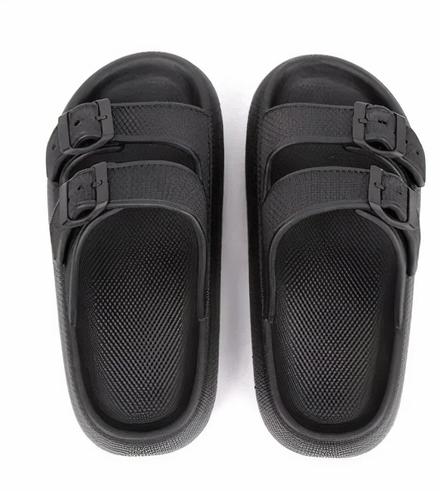 https://cdn.shopify.com/s/files/1/0748/5590/7594/files/waterdichte-wolkachtige-herenslippers-zwart.jpg?v=1742451926