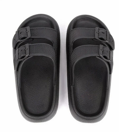 https://cdn.shopify.com/s/files/1/0748/5590/7594/files/waterdichte-wolkachtige-herenslippers-zwart.jpg?v=1742451926