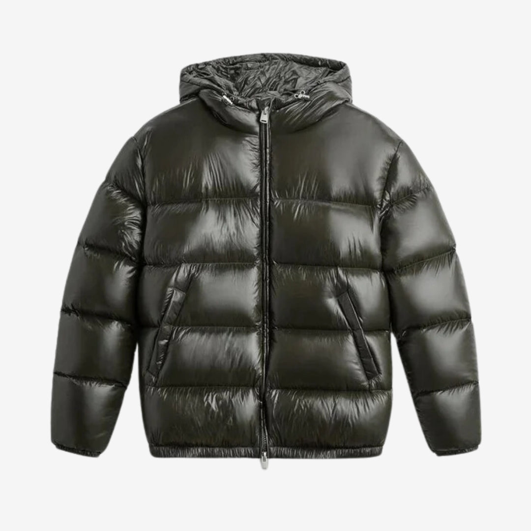 Winter wonder: Versatile puffer jacket for style and warmth