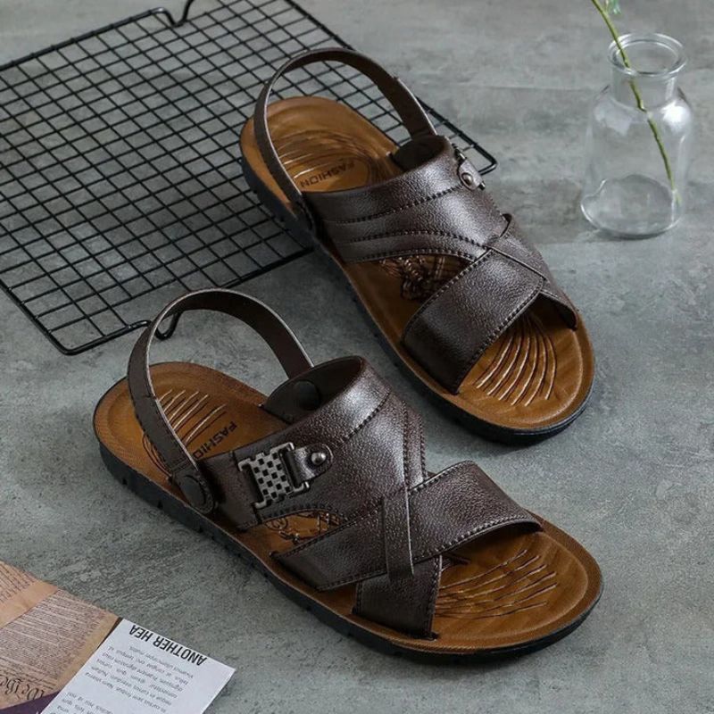 https://cdn.shopify.com/s/files/1/0748/5590/7594/files/zomerse-herensandalen-kruisband-bruin.jpg?v=1741939506
