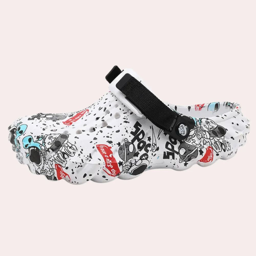 https://cdn.shopify.com/s/files/1/0748/5590/7594/files/zomerse-sandalen-strand-heren-wit.jpg?v=1740640485